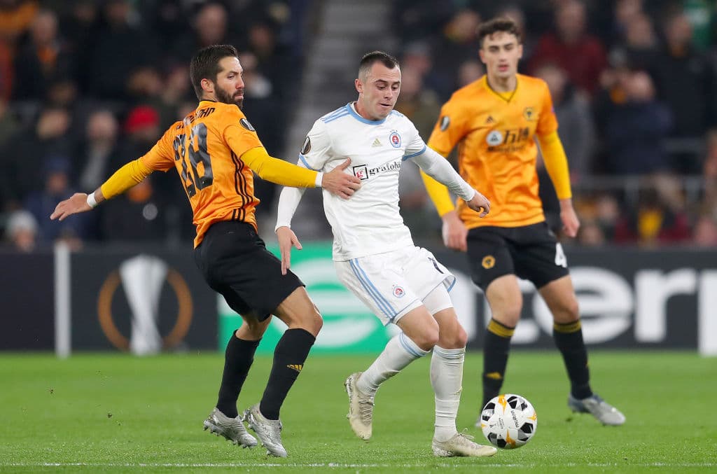 Con susto y alegría de Raúl Jiménez, el Wolverhampton se impone en casa por la mínima al Slovan Bratislava.
