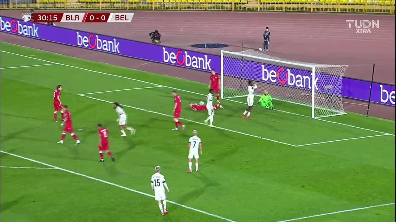 ¡CERCA! Dedryck Boyata disparó que se estrella en el poste.