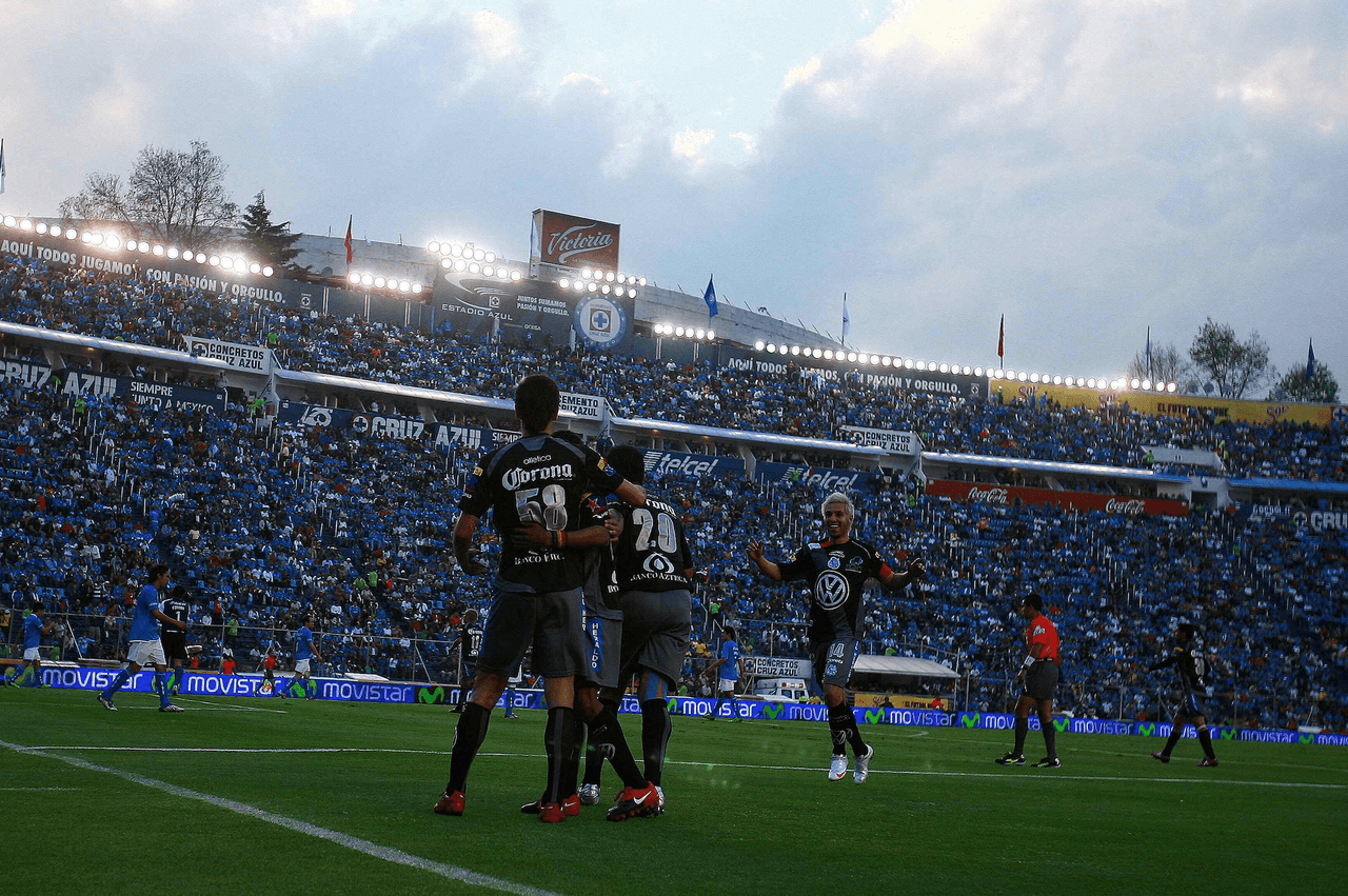 <b>Cruz Azul 1-2 Puebla | Liga MX | Fecha 14 | Clausura 2009</b>
<br>18/abril/2009 | La Franja visitó a la Máquina en la cancha del Estadio Azul, actualmente conocido como Estadio Ciudad de los Deportes. Los camoteros se impusieron con goles de Alejandro Acosta (44') y Ramón Núñez (44'). Por los celestes anotó Pablo Zeballos (73') pero no fue suficiente.