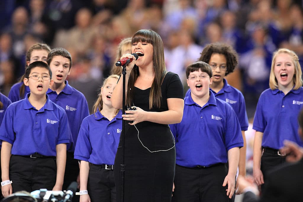 Kelly Clarkson lo hizo en el Super Bowl XLVI, en el 2012, en el Lucas Oil Stadium, en Indianapolis.