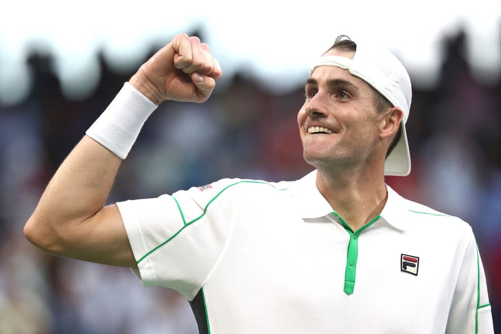 El gigante estadounidense John Isner (11) tuvo que echar mano de cinco mangas para echar al canadiense Milos Raonic (25). El de 2,06 metros ganó por 3-6, 6-3, 6-4, 3-6 y 6-2.