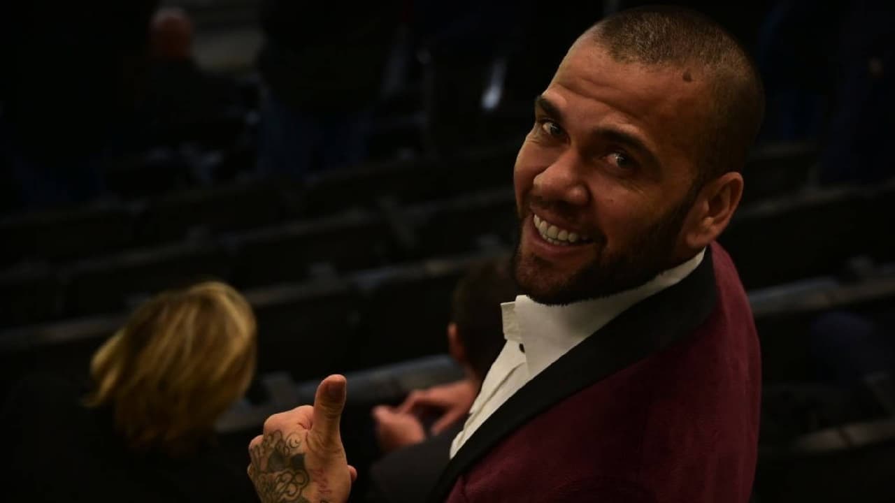 Dani Alves regresaría al Barcelona a pelear el lugar con Dest