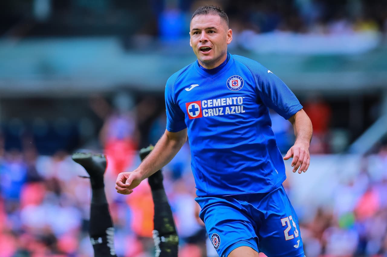 9.- 
<b>Pablo Aguilar</b>: Es uno de los dos jugadores vigentes en el balompié azteca. El defensor central actualmente juega para Cruz Azul, pero el conoció el fútbol mexicano en 2009 cuando fichó con el San Luis. Emigró al fútbol sudamericano y volvió tres años después para trascender con Tijuana en el campeonato del Apertura 2012, posteriormente con las Águilas el título de Liga en el Apertura 2014 y ya con Cruz Azul conquistó Copa y Supercopa entre el 2018 y 2019.