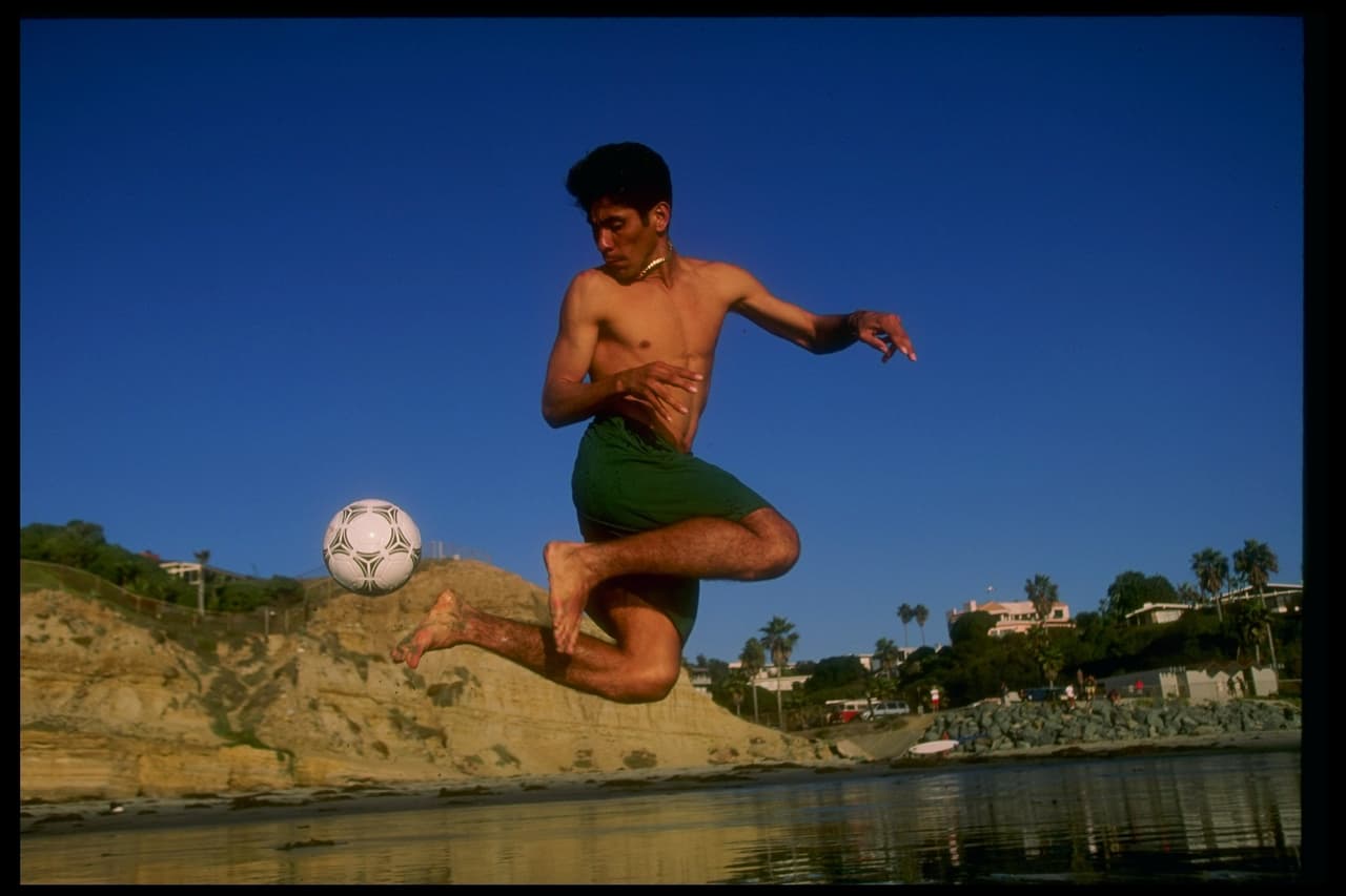 Nacido el 15 de octubre de 1966 en Plan de los Amates (México), Jorge siempre mostró gusto por el fútbol y su 1.70 metros de estatura no le impidió su sueño de ser arquero profesional.