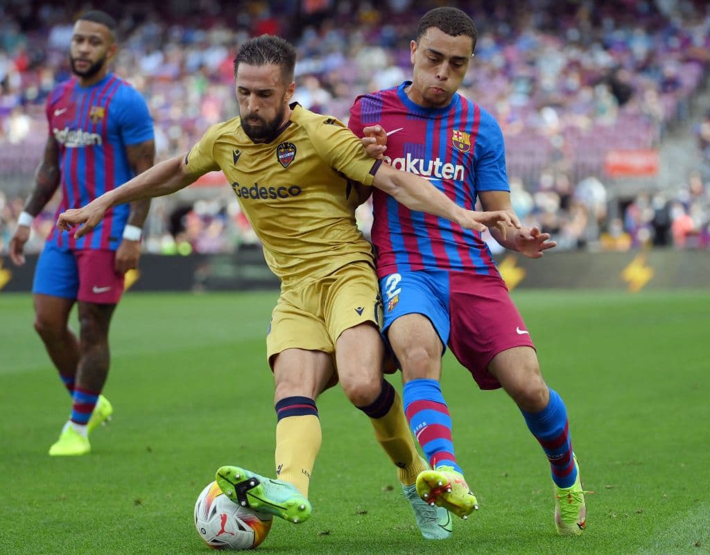 Barcelona derrota 3-0 al Levante con goles de Memphis Depay de penalti, Luuk de Jong y Ansu Fati, quien estuvo 10 meses fuera por lesión, regresó a las canchas, durante la Jornada 7 en La Liga.