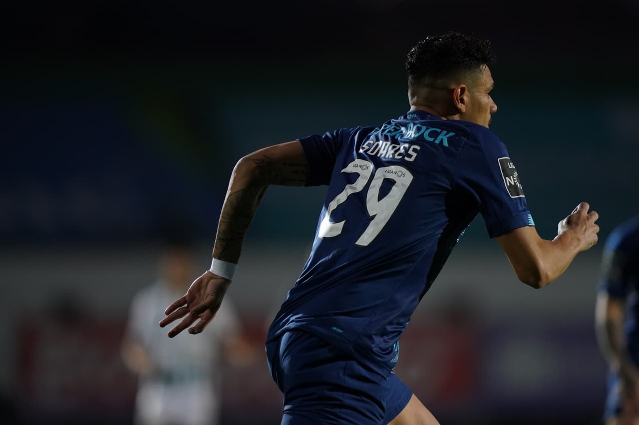 Corona (39’) hizo el primer gol del encuentro. Telles (44’) anotó el segundo, Soares (48’) el tercero y Díaz (90+1’) cerró la cuenta.