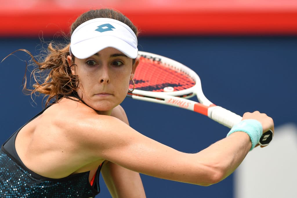 La francesa Alize Cornet se impuso contra la alemana Angelique Kerber, vigente campeona del Abierto de Wimbledon cuyo rostro reflejó su mal día en Montreal (Canadá)