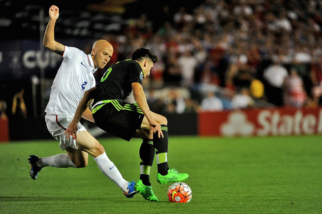 11 de noviembre de 2016 (Eliminatorias - Rusia 2018) - en el juego que el Tri ganó por 2-1 en suelo estadounidense, Héctor Herrera tuvo un encontrón con Michael Bradley a quien le gritó de todo: "no me das miedo" fue lo más suave que le dijo.