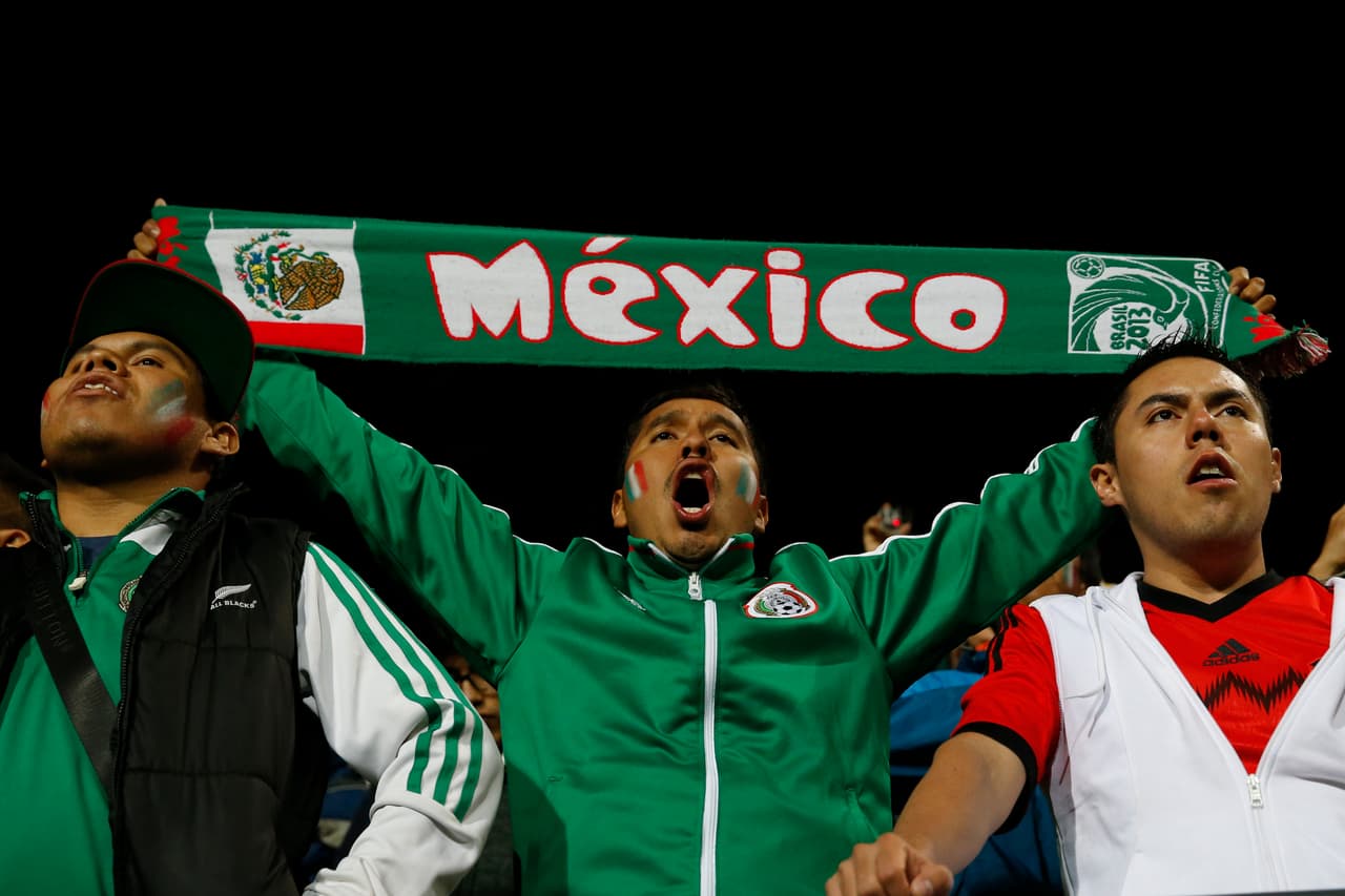 7 Javier Aquino ingresó a los 64 minutos y abrió el campo. A su ingreso el Tri tuvo sus mejores momentos sobre el campo. Generó la jugada más polémica del juego cuando cayó en el área argumentando un jalón y el árbitro no marcó penal.