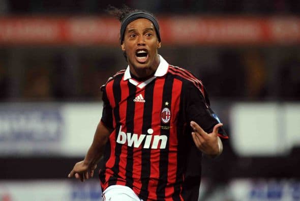 Ronaldinho fue el encargado de darle la victoria al Milan por medio de un penal contra Fiorentina y les dio el pase a a la próxima Liga de Campeones.