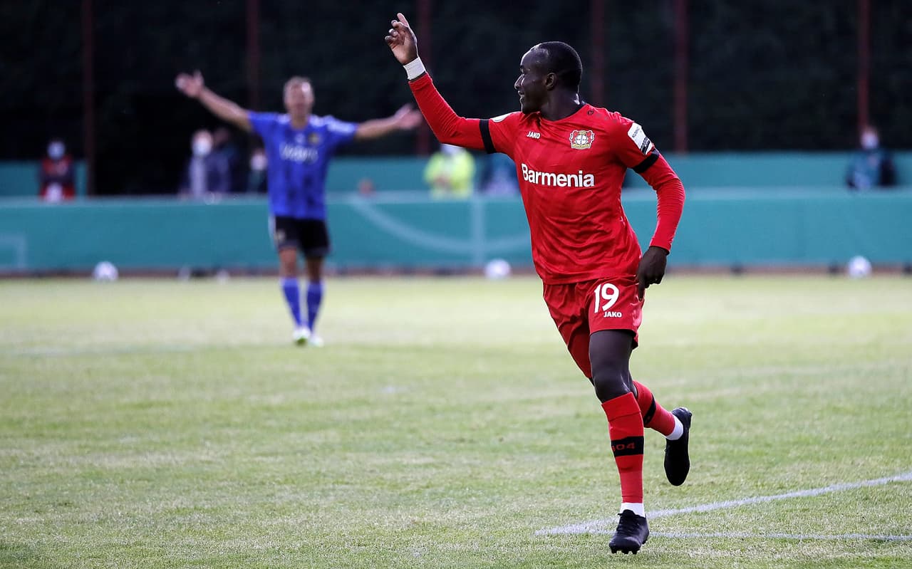 Moussa Diaby festeja el primer tanto del encuentro que abre el marcdor y pone a la visita a la cabeza de la semifinal.