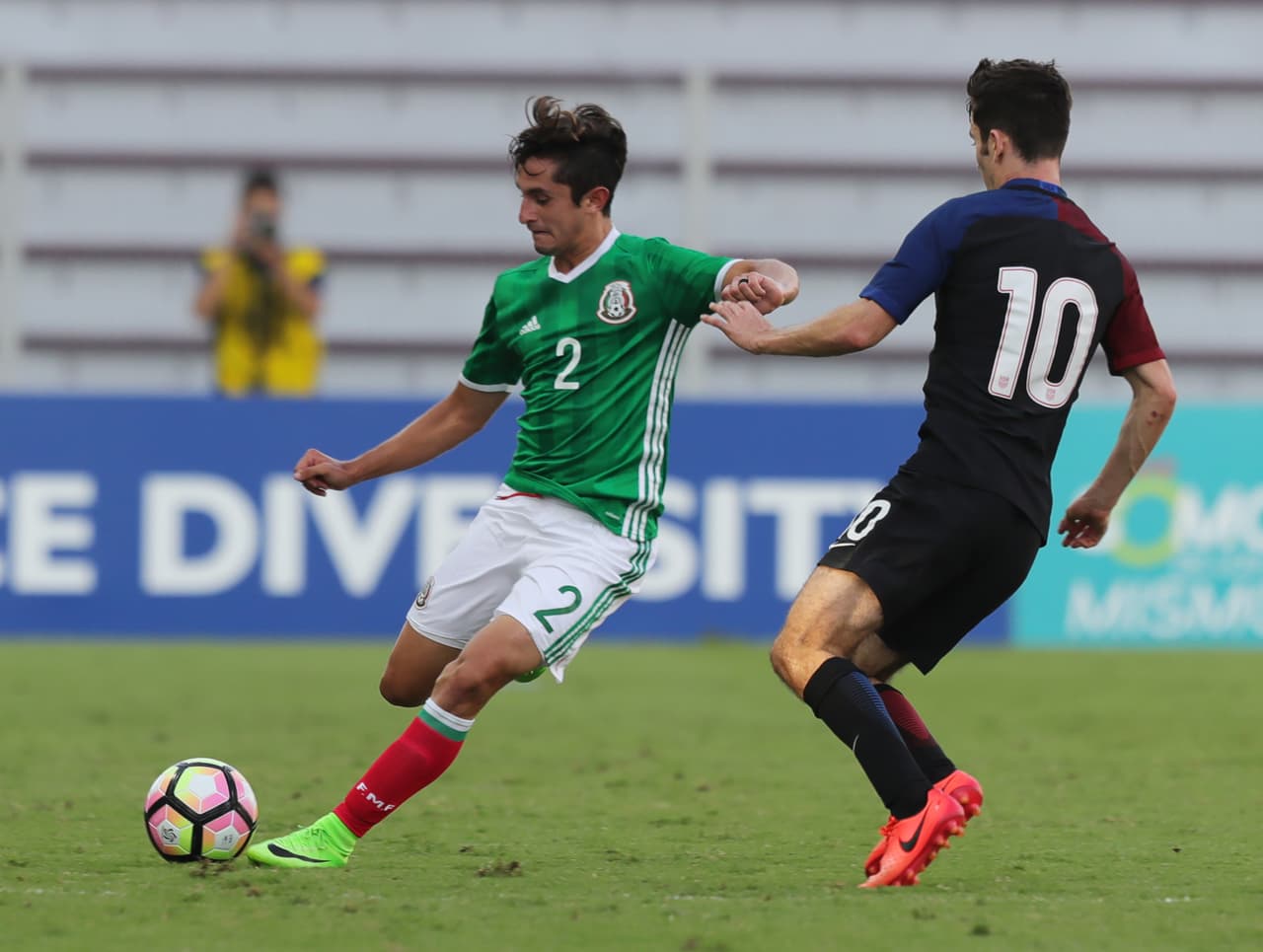 En el segundo tiempo Palmer-Brown se adueñó de la media cancha, marcó los tiempos del partido e impulsó el ataque cuando su equipo así lo requirió, y además contó con el apoyo de Luca de la Torre, un talentoso '10' que puso en aprietos constantemente a México.