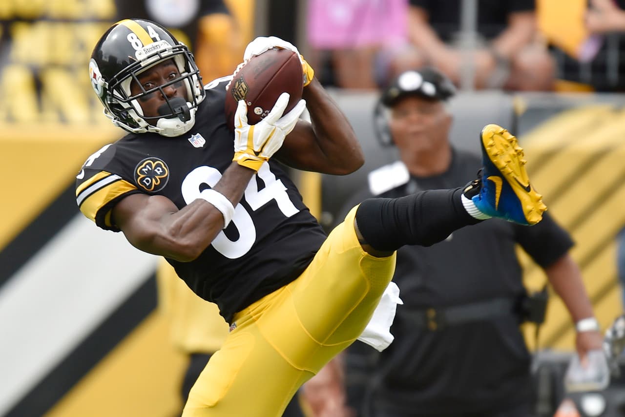 De poco sirvieron las 157 yardas que acumuló Antonio Brown, pues la única de anotación se la anularon por un sujetando del liniero David de Castro.