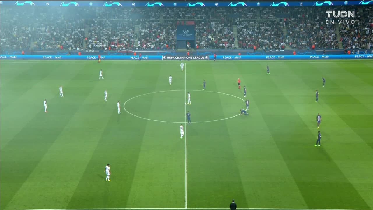 Arranca el partido y la pelota está en juego.