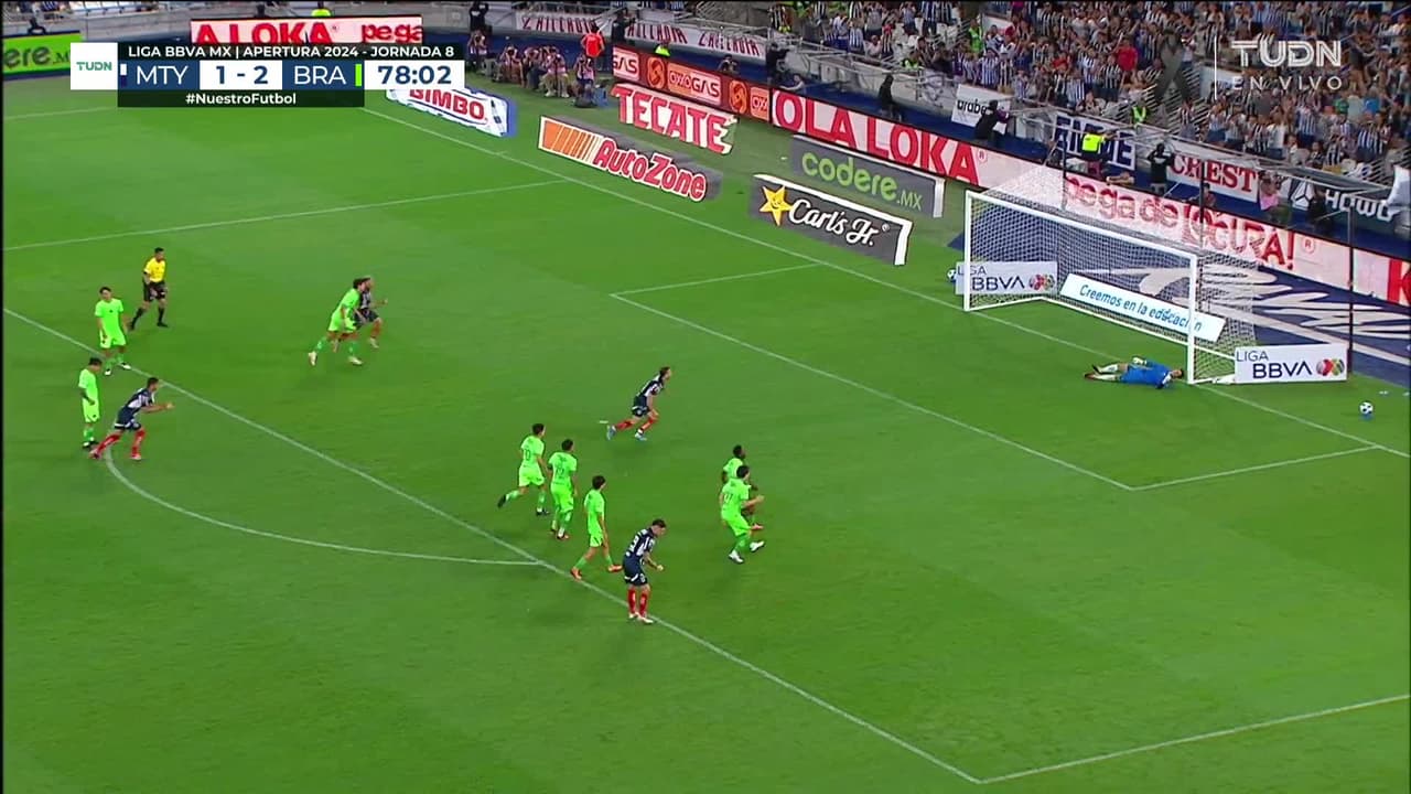 ¡GOL!  anota para Monterrey. Sergio Canales