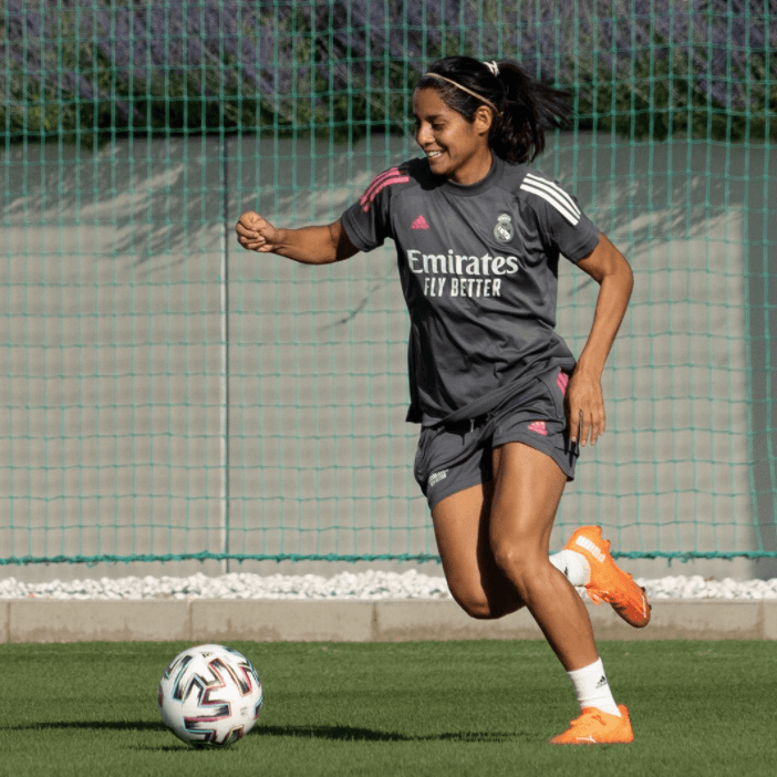 Hay hora para Kenti Robles en el Clásico femenil en España