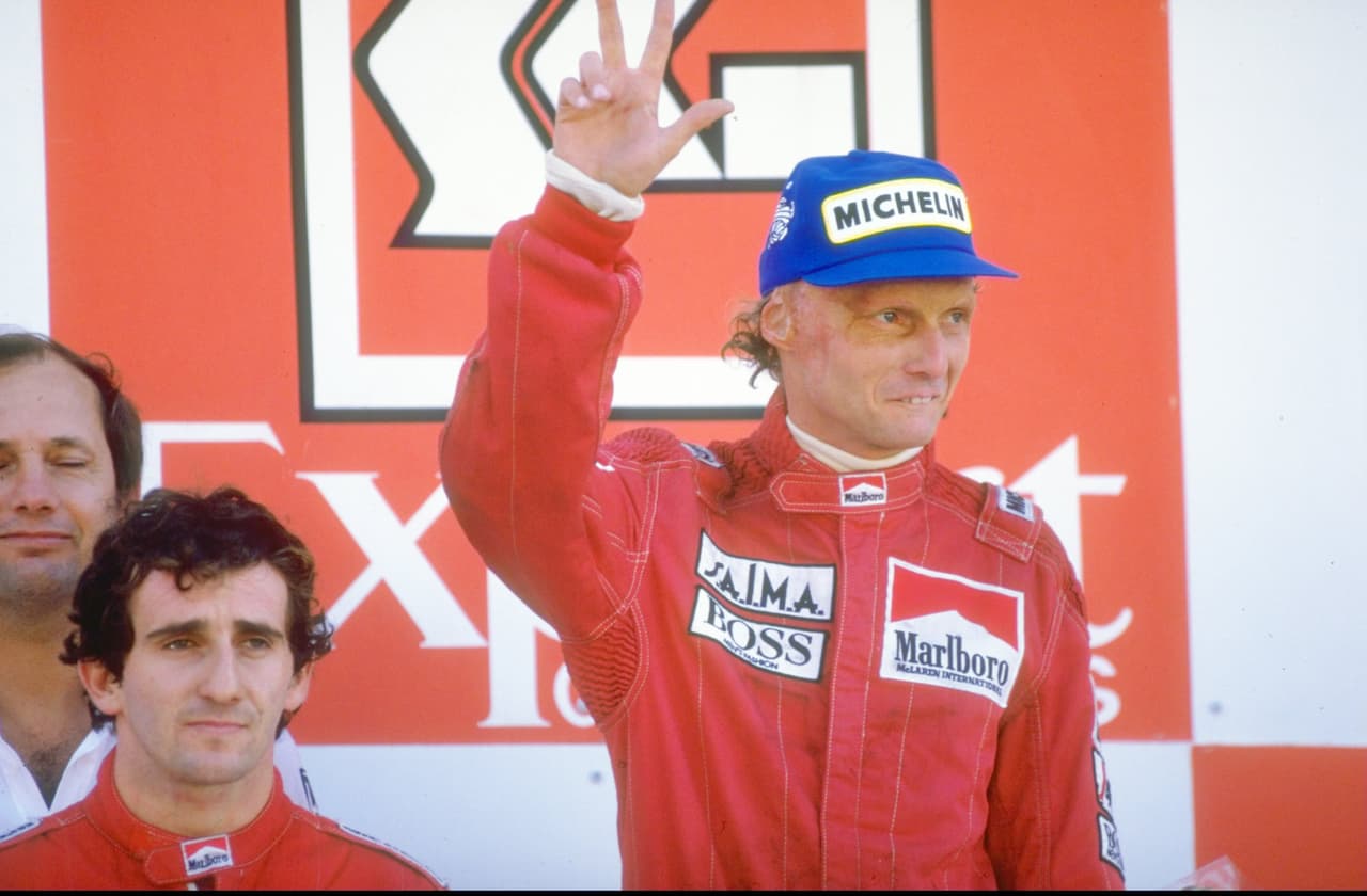 Luego de superar el accidente en el que resultó quemado, Niki Lauda se retiró de la Fórmula 1 en 1979 para hacerse cargo de un negocio personal que tenía en Austria, su país. En 1982 regresó a la gran carpa y en la temporada de 1984 repitió título mundial.
