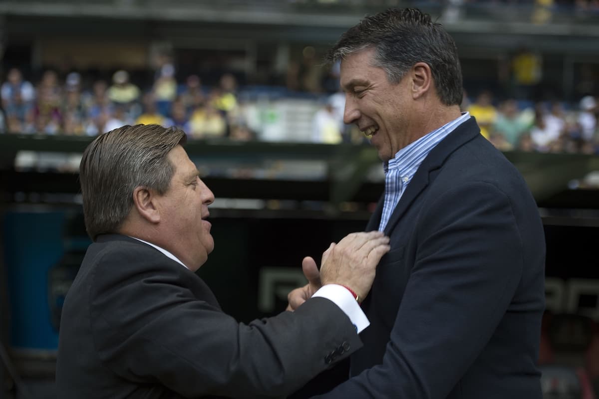 Saludo protocolario entre Miguel Herrera y Robert Siboldi, los protagonistas desde el banquillo en el Azteca.
