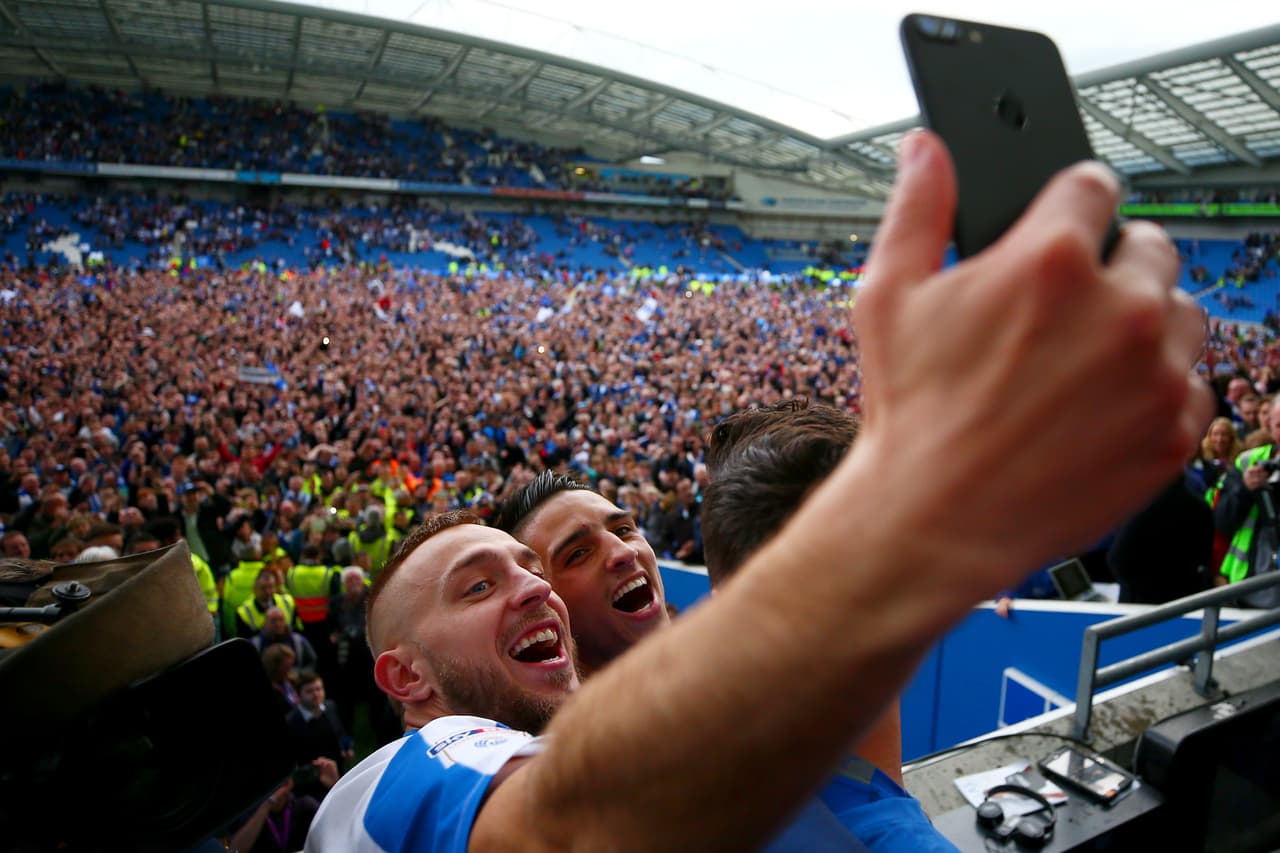 Aprovecharon para sacarse 'selfies' con la invasión de campo al Falmer Stadium detrás.