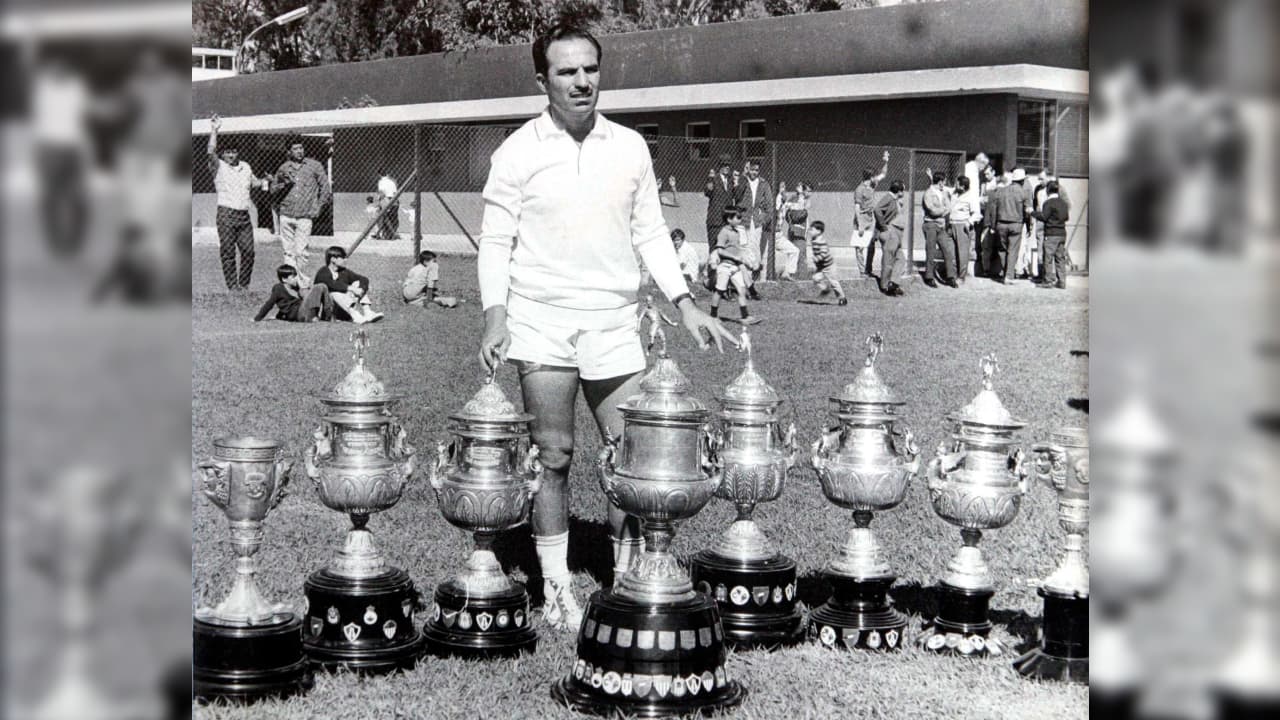 Al frente del Guadalajara conquistó la Liga en cinco ocasiones: 1960-61, 1961-62, 1963-64, 1964-65 y 1969-70. También tuvo un breve paso por el Celaya, aunque es recordado por su aplastante etapa con las Chivas.