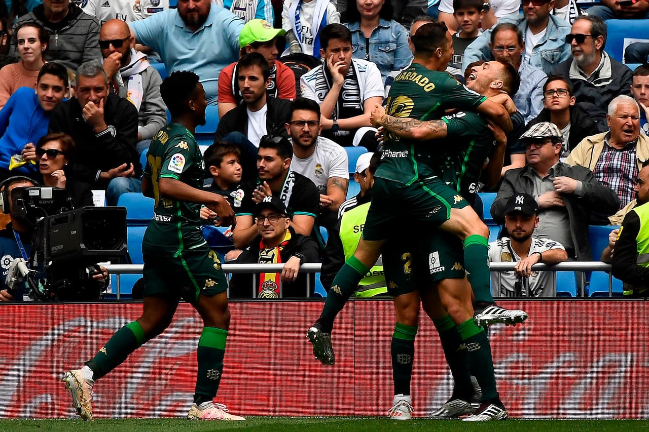 Andrés Guardado en la celebración con sus compañeros después del primer gol.
