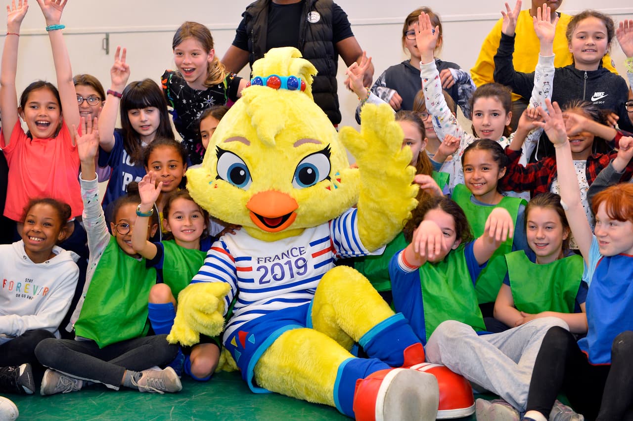 El trofeo de la Copa del Mundo Femenina 2019, a disputarse en Francia, ya está en suelo galo y tuvo su primera parada en este recorrido final en una escuela parisina junto a la mascota Ettie. Los niños fueron los más felices con esta visita y aprovecharon para tomarse fotos con ambos.