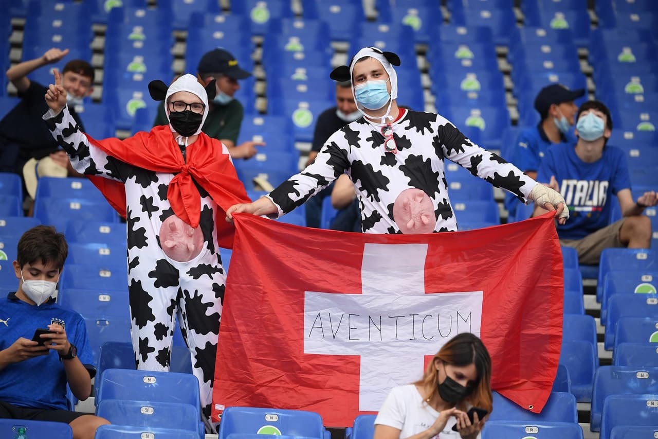 Italia golea a Suiza 3-0 y asegura ya su pase a octavos de final de la Euro 2020. Locatelli propinó un doblete, mientras que Immobile aportó un gol para su victoria. La escuadra 'Azurra' no ha recibido goles desde el 14 de octubre del 2020.