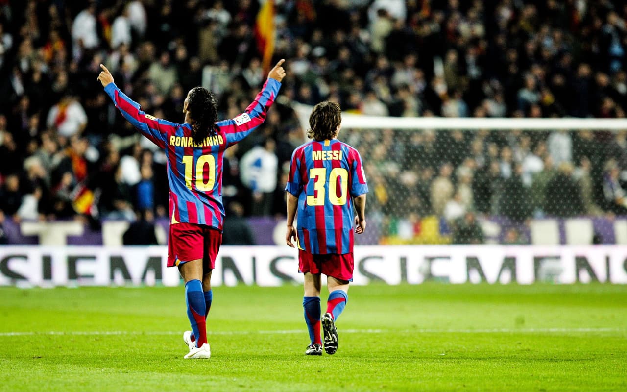<b>Nueva generación</b>
<br>Ronaldinho le cedió su número, su lugar y su reinado a Lionel Messi.