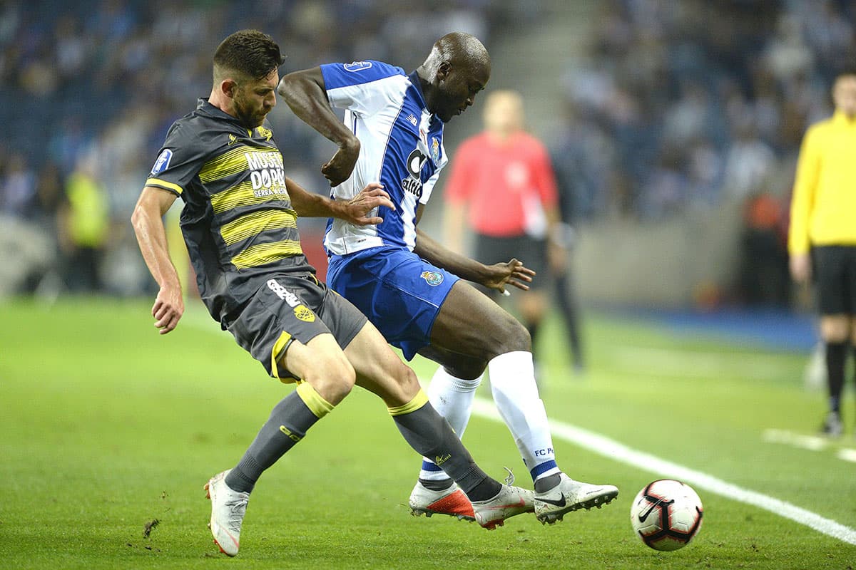 El mediocampista Danilo Pereira (centro) intenta frenar la intención ofensiva del Chaves.