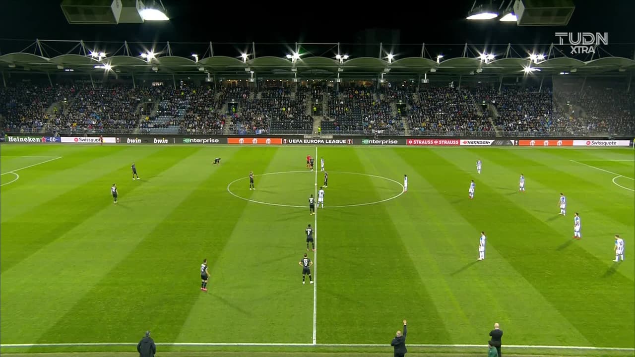 Arranca el partido y la pelota está en juego.