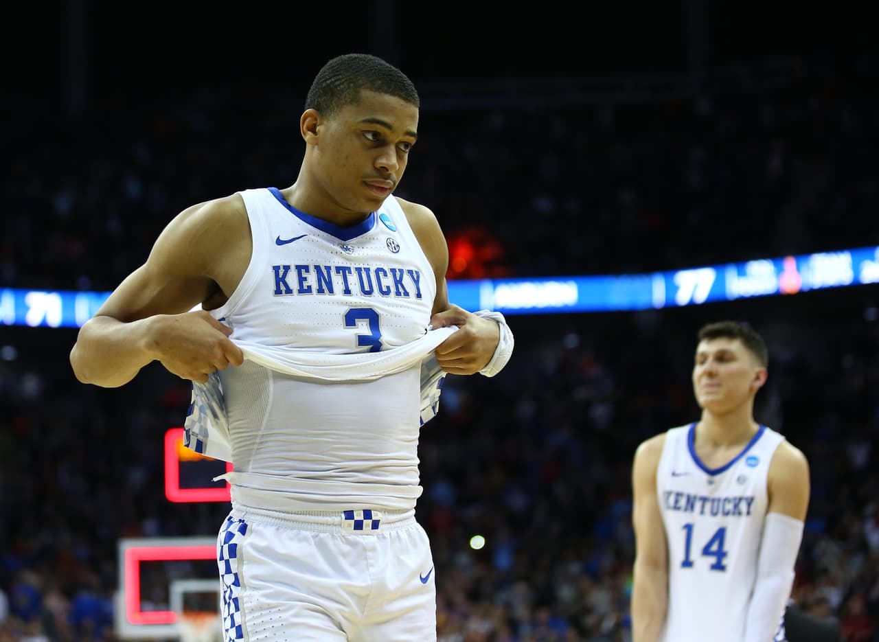 En la imagen por Kentucky aparece el guardia Keldon Johnson (3) sacándose el jersey luego de consumarse la derrota. Los Wildcats son eternos candidatos al campeonato nacional y cada vez que no llegan ni al Final Four ya es un fracaso.