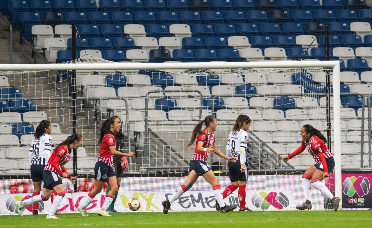 Pero apenas transcurrieron dos minutos de la segunda mitad y a los 47 minutos Priscila Padilla, con la cabeza, empata 1-1 el marcador. Un buen testarazo dentro del área de las regias igualó el duelo.