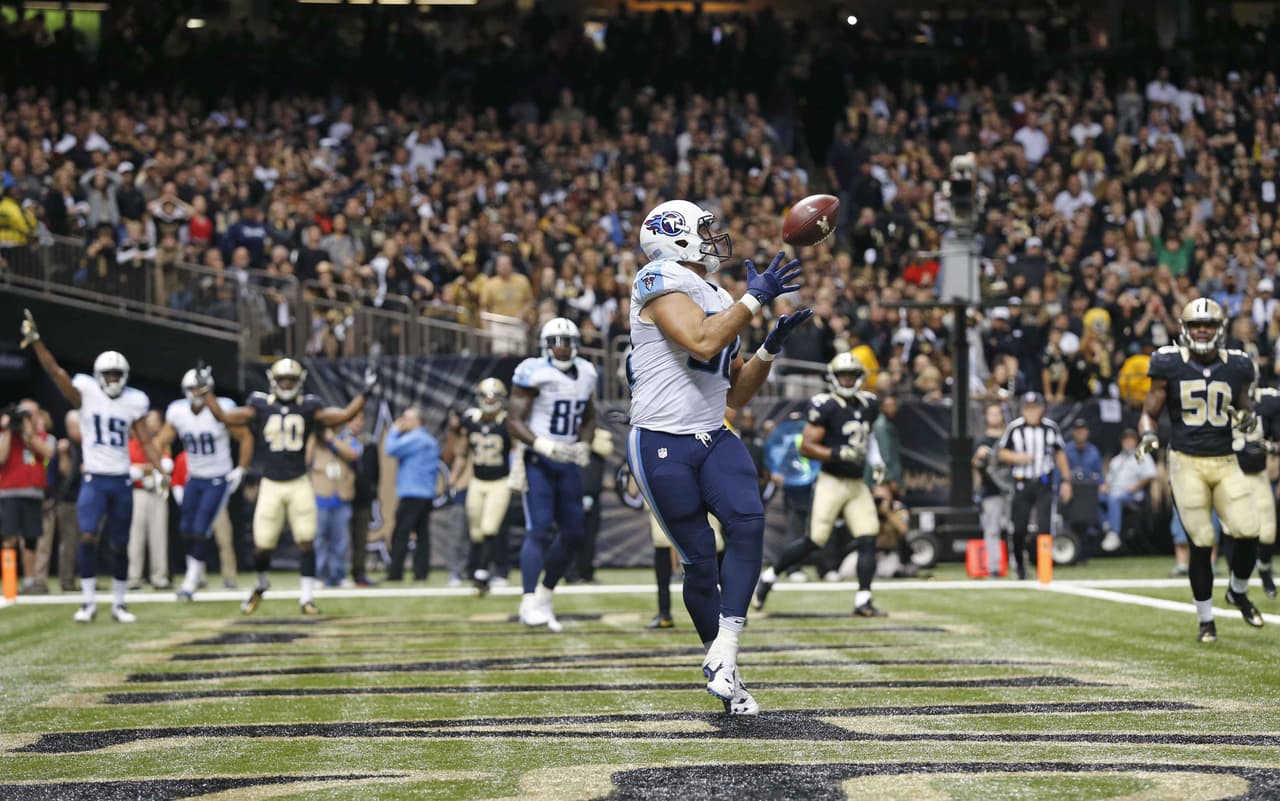 3.- El quarterback novato de Tennessee MARCUS MARIOTA pasó para 371 yardas con cuatro touchdowns y sin intercepciones para un rating de pasador de 135.7 puntos, incluyendo el envío anotador de la victoria al ala cerrada ANTHONY FASANO en tiempo extra en el triunfo de los Titans 34-28 en New Orleans.