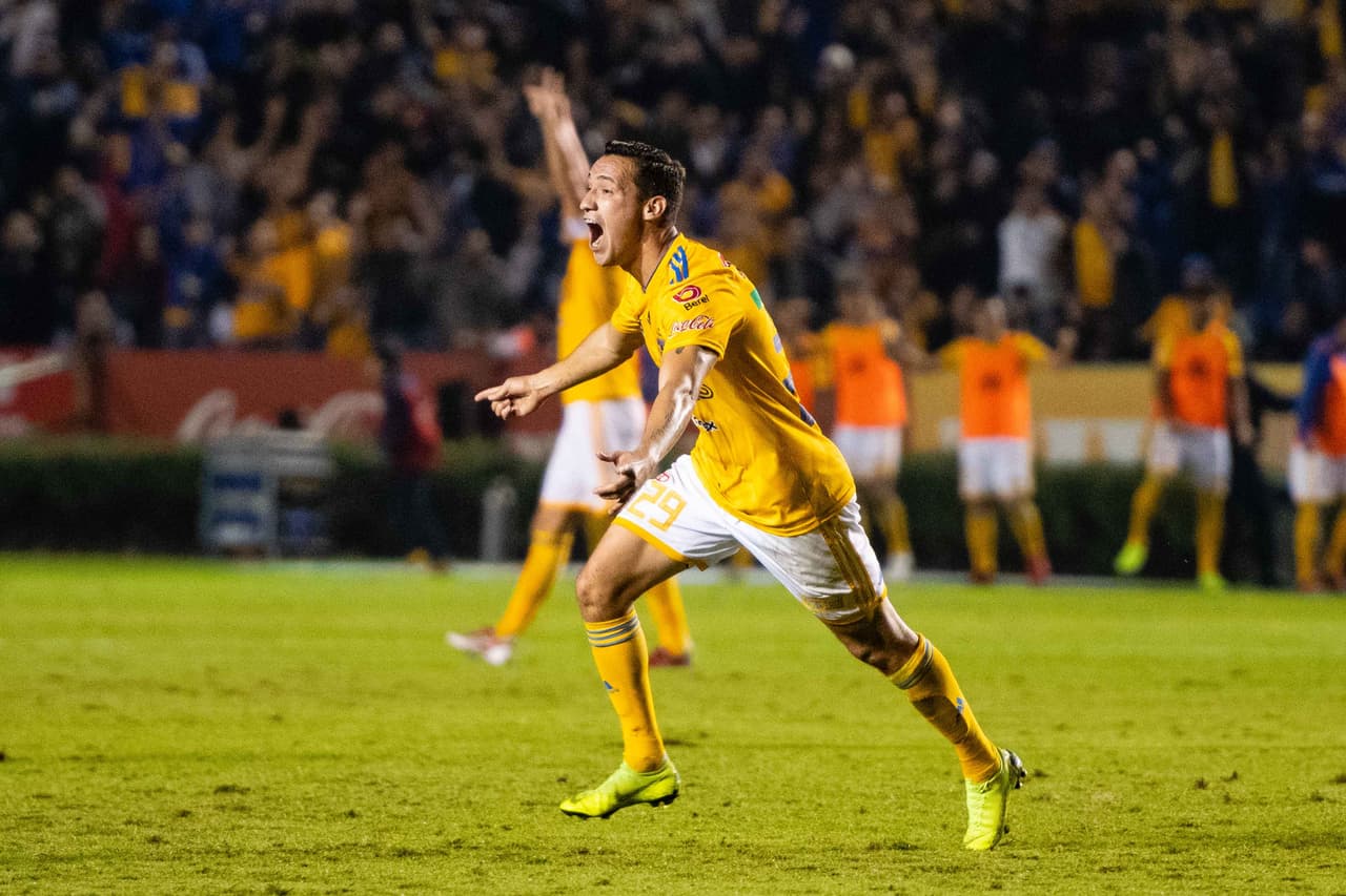 A los 80 minutos, tras conducir el esférico varios metros mientras tres defensas de Pumas lo miraban, Jesús Dueñas sacó zapatazo de pierna derecha desde afuera del área para marcar el 2-1.