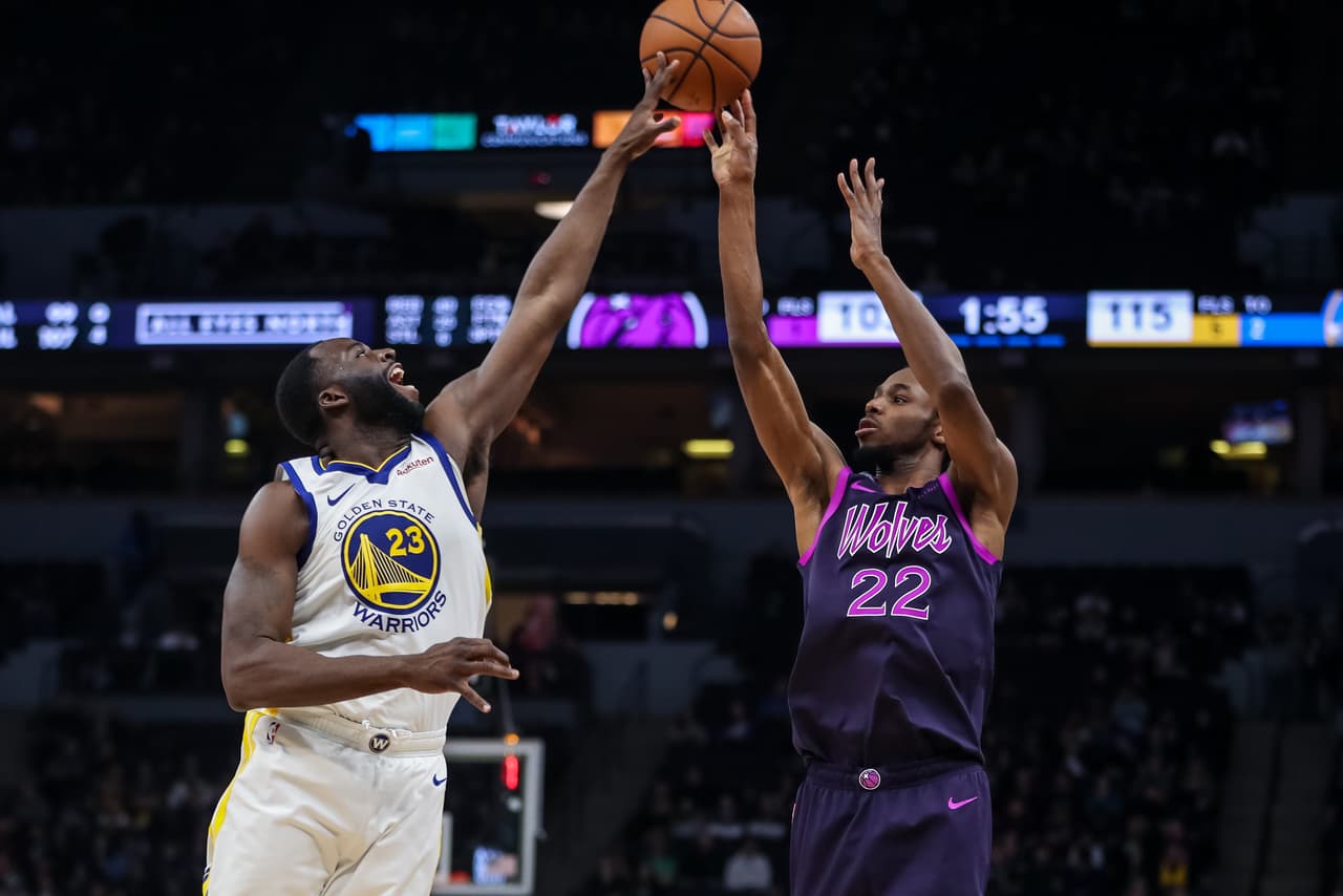 Golden State 117-107 Minnesota. Parece que no hay manera de frenar a los Warriors (48-22) quienes retoman la cima del Oeste por medio juego de diferencia sobre Denver, en tanto que los Timberwolves (32-39) pierden por cuarta vez seguida y están cerca de la eliminación.