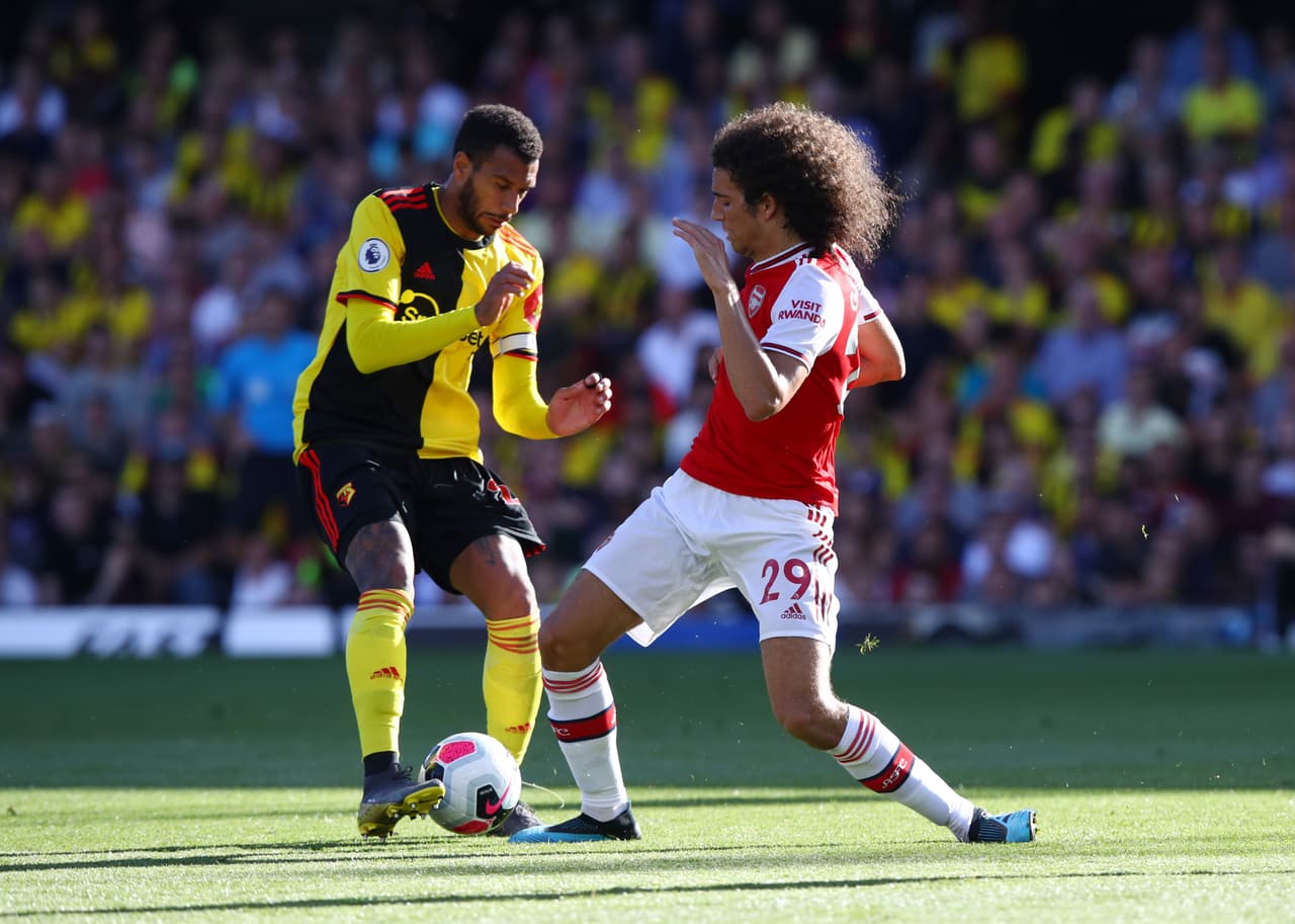 Balón disputado en medio campo por Etienne Capouey Matteo Guendouzi.