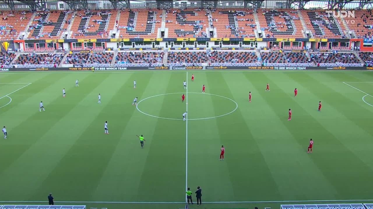 Arranca el partido y la pelota está en juego.