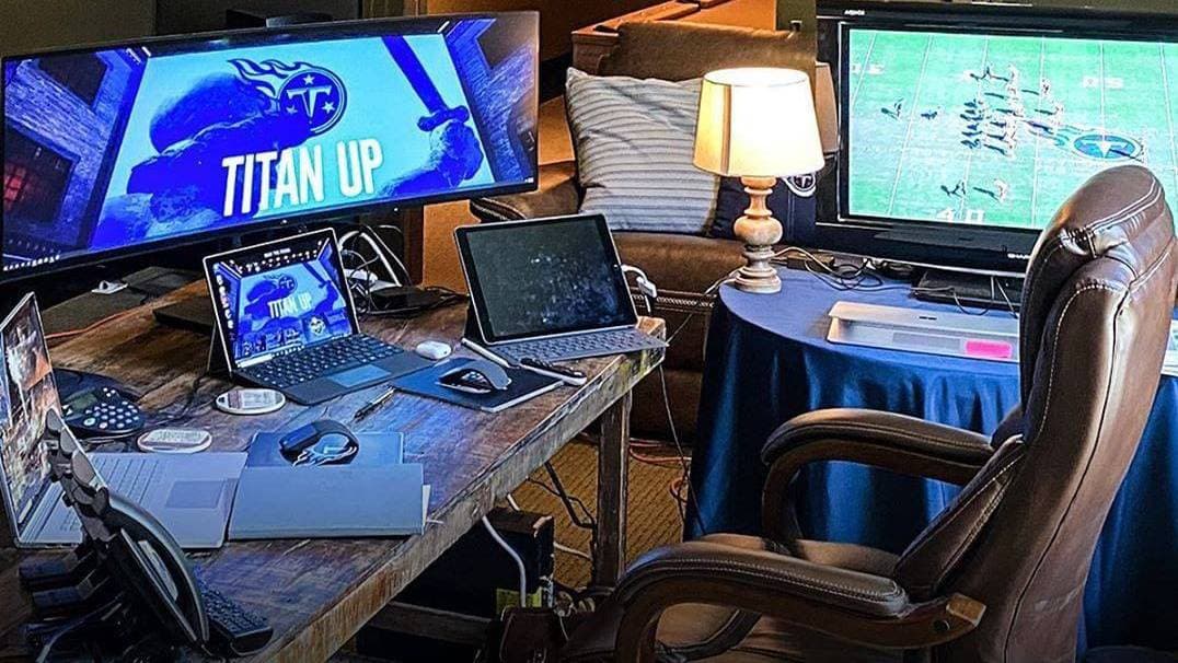 Así luce el espacio en casa que ha montado Jon Robinson de los Tennessee Titans.