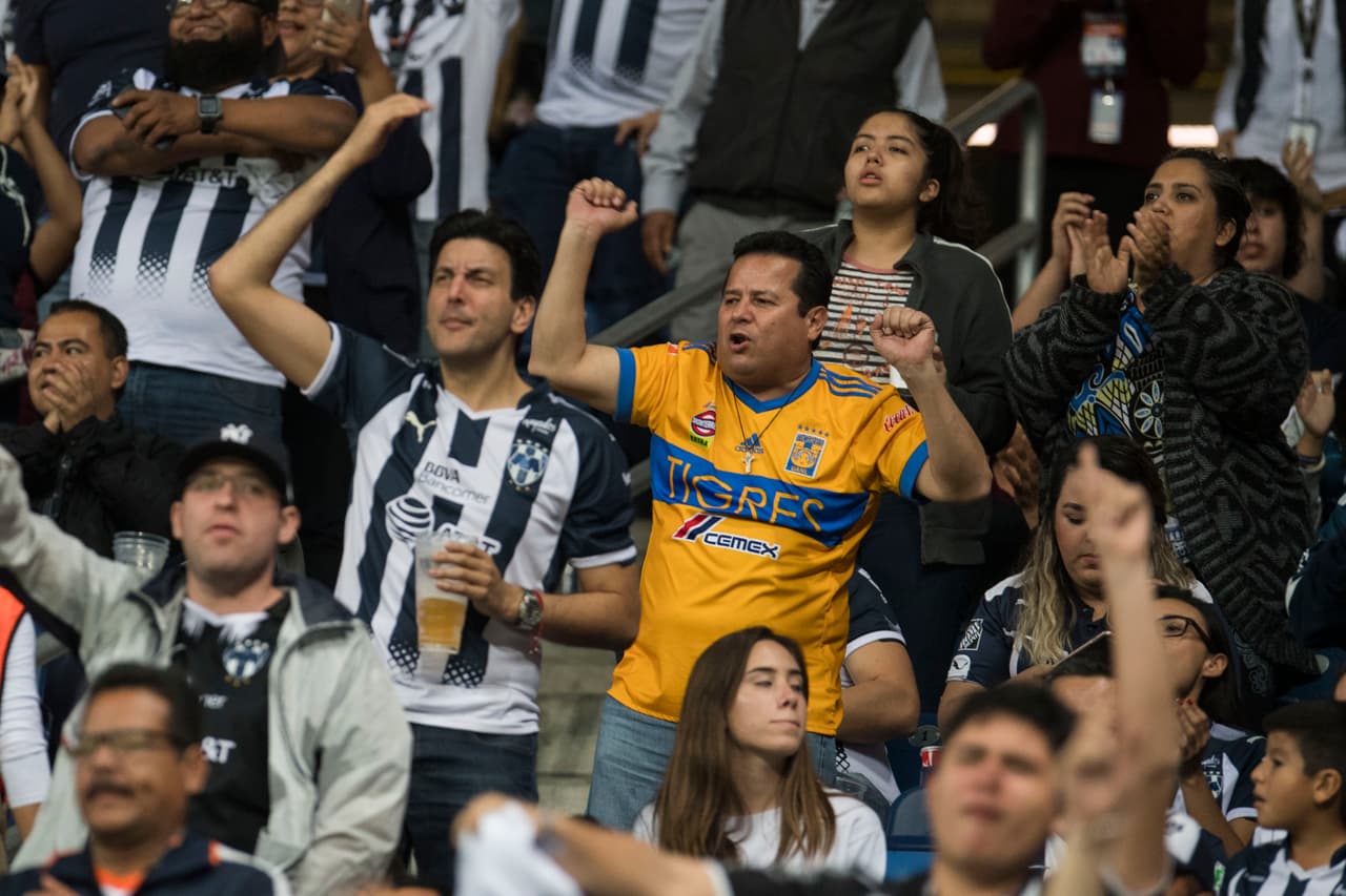 Una particularidad fue el apoyo de este aficionado de Tigres a los Rayados. La rivalidad en el fútbol mexicano da para todo.