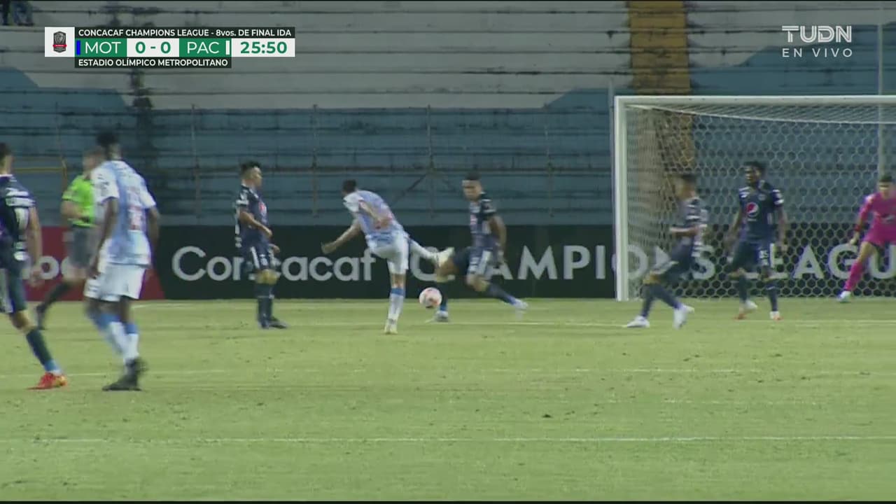 ¡Tirititito! Luis Chávez dispara sin fuerza y la zaga desvía el balón