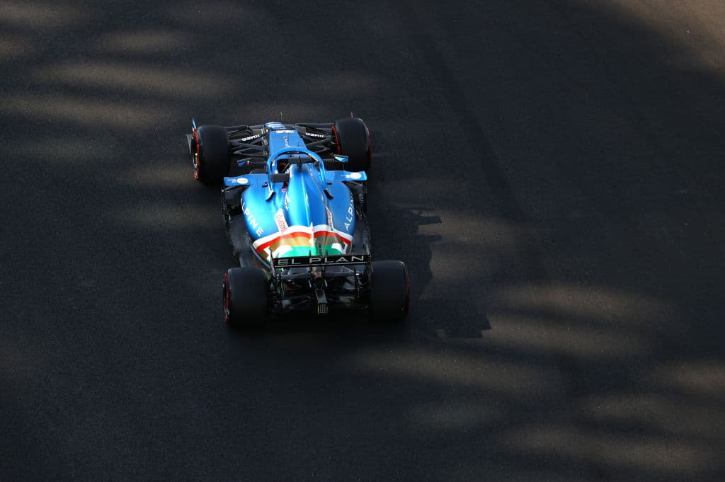 Luego de que en la Práctica Libre 1 Max Verstappen pudo superar a Lewis Hamilton, el piloto británico tuvo su revancha en la segunda sesión y con un tiempo de 1:23.691 fue amplio dominador. Por su parte el mexicano Sergio Pérezterminó en la quinta posición aunque tuvo que venir de atrás pues se ubicó en la posición 14 on el compuesto medio y su rendimento no fue el esperado.