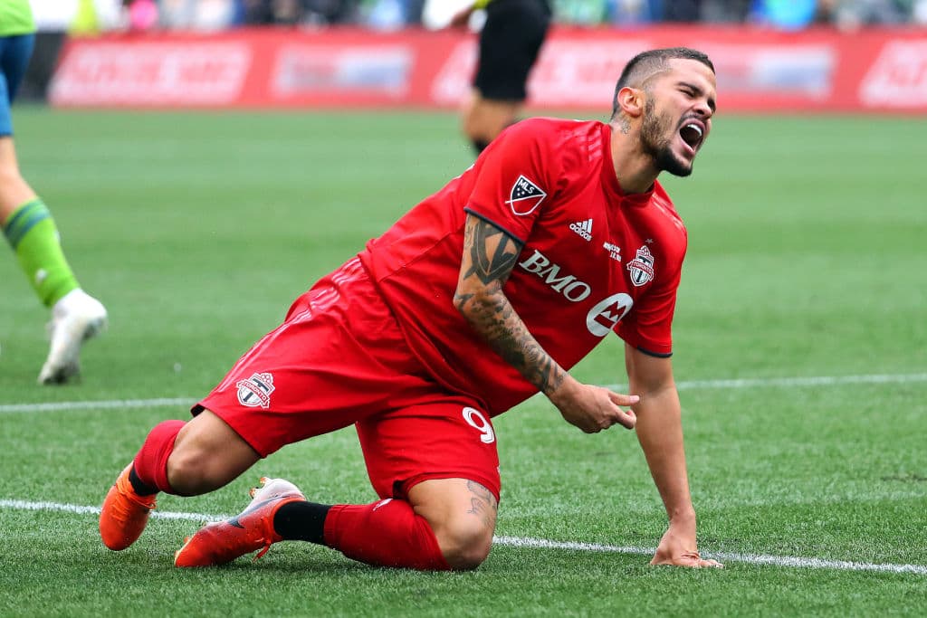 Auro se pierde una jugada de peligro y temina lamentándose en el césped.