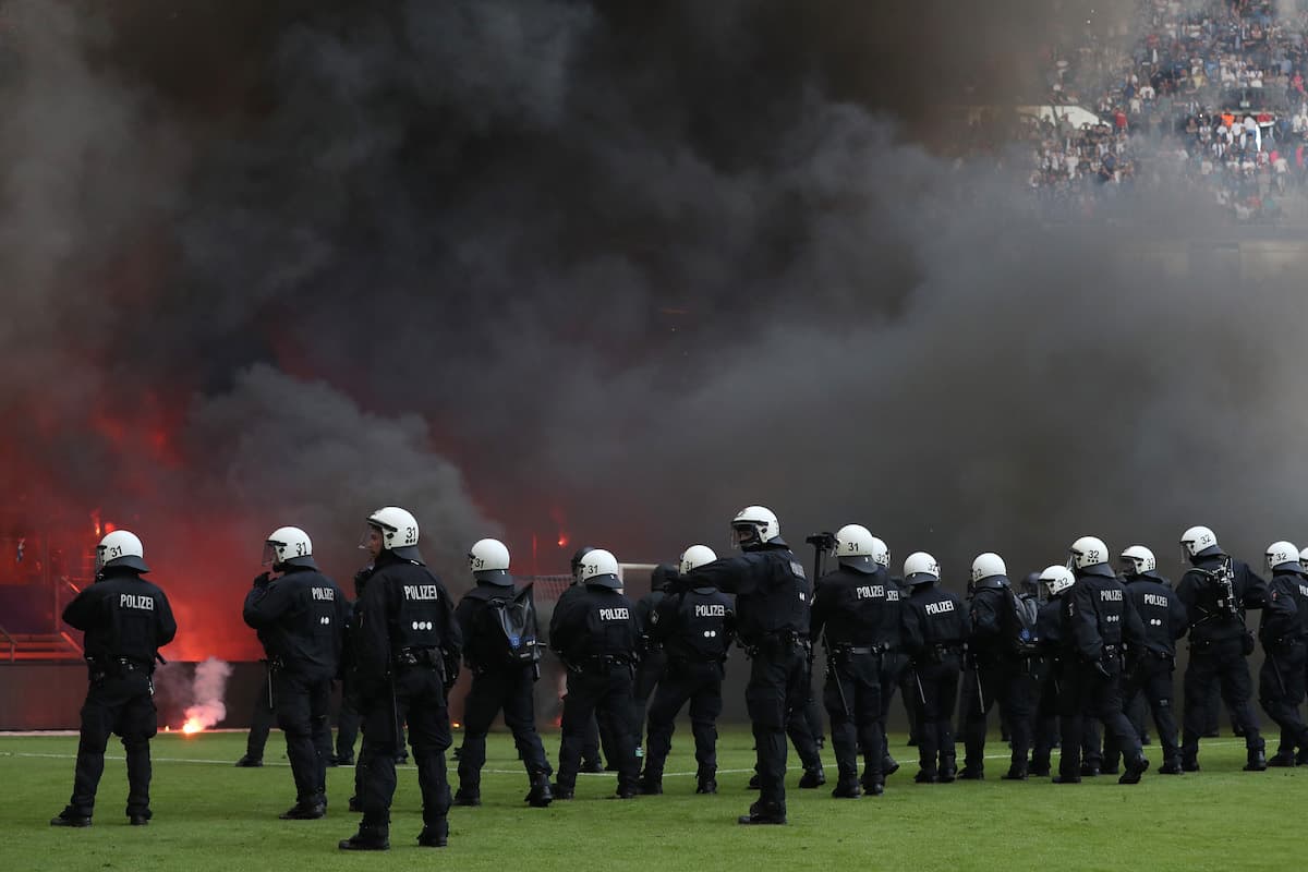 Hamburgo necesitaba ganar y esperar a que el Wolfsburgo cayera con el Colonia. El triunfo de ellos llegó pero su rival por la permanencia goleó y con eso los mandó a la Bundesliga.2. Al finalizar el partido los aficionados locales protagonizaron fuertes disturbios en las tribunas que obligaron a la fuerza policial a ingresar al campo con perros y caballos para controlarlos.