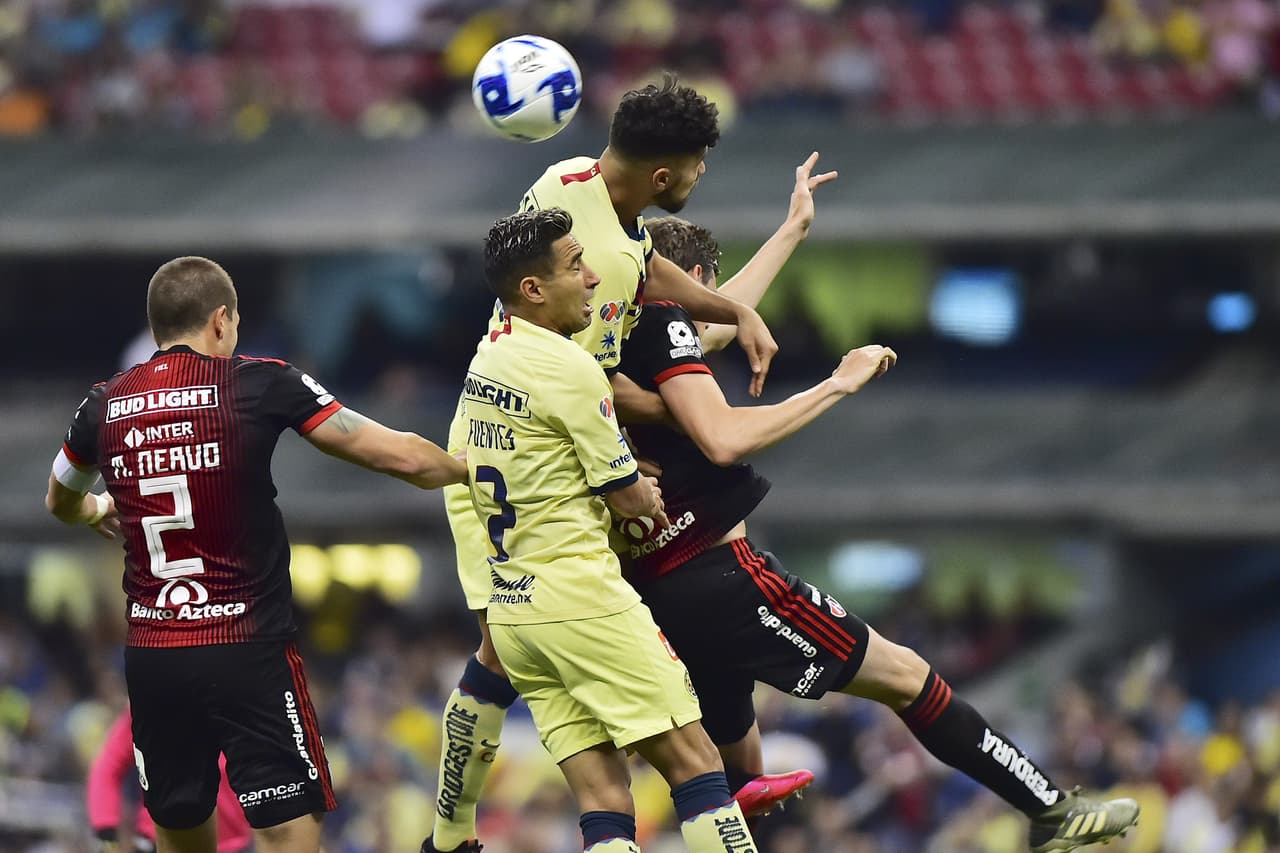 Bruno Valdéz y Luis Fuentes alejan el peligro en su área luego de un peligroso centro de Lucho Acosta.