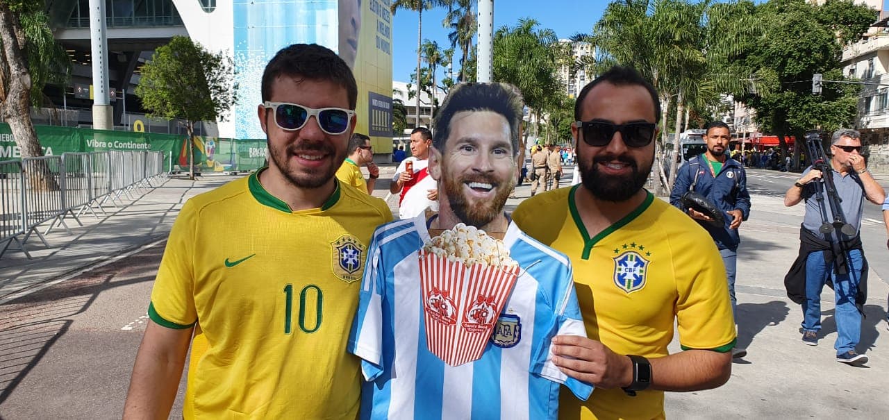 Los fanáticos sudamericanos están listos en las afueras del Estadio Maracaná para la Final de la Copa América que protagonizarán las selecciones de Brasil y Perú.
