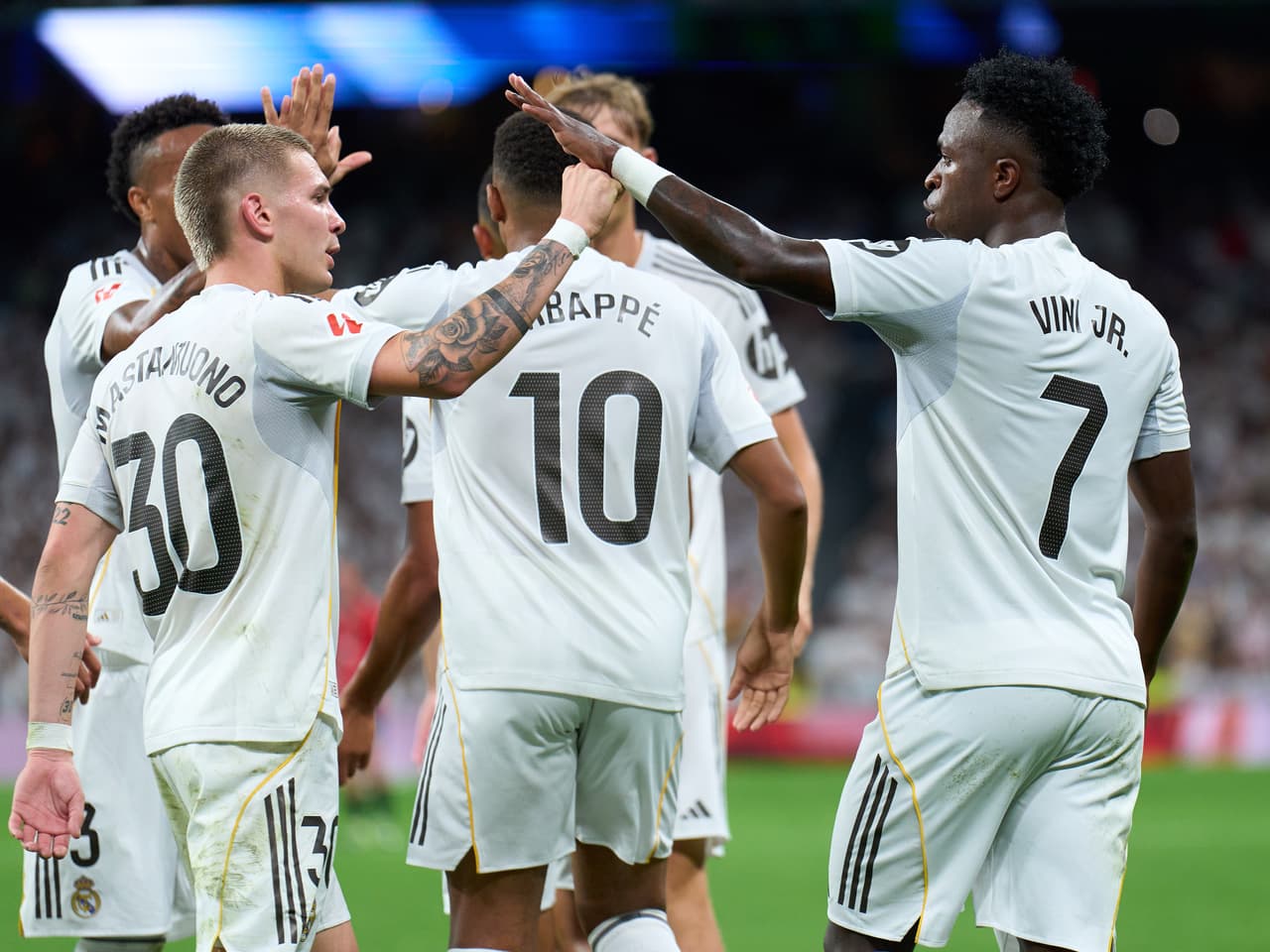 El Real Madrid pagó a River Plate 63.2 millones de euros por Mastantuono, cifra que incluye los 45 millones de euros de la cláusula de rescisión y 18.2 millones más por impuestos, tasas y otros costos asociados a la transacción, convirtiendo el fichaje en el más caro en la historia del futbol argentino.