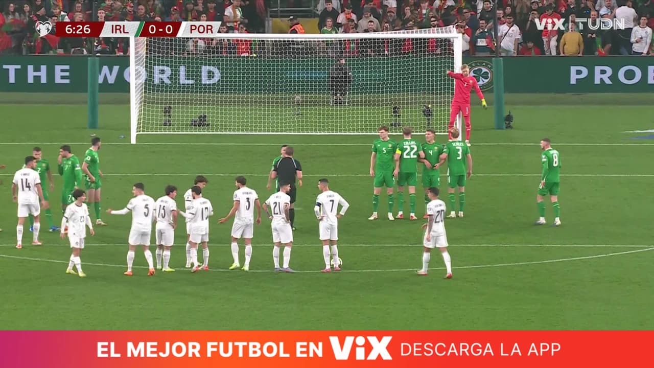 ¡Cristiano intenta el primero desde tiro libre pero la barrera rechaza!