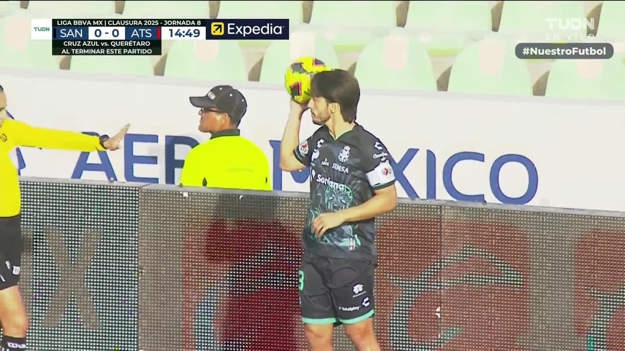 ¡CERCA! Santiago Muñóz disparó que se estrella en el poste.