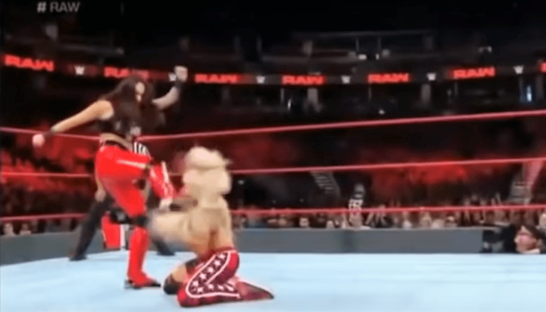 Y esta la segunda. Y acto seguido después de recibir la segunda patada a la cabeza, Morgan se desplomó y no, no estaba actuando.