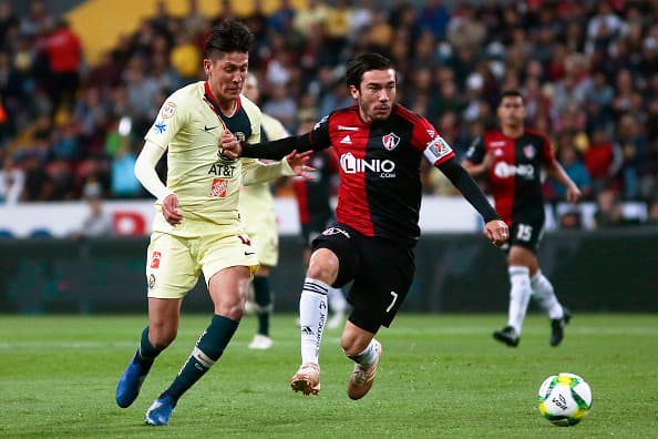 En los primeros minutos el conjunto local intentó controlar la posesión del balón pero la presión azulcrema fue insistente.